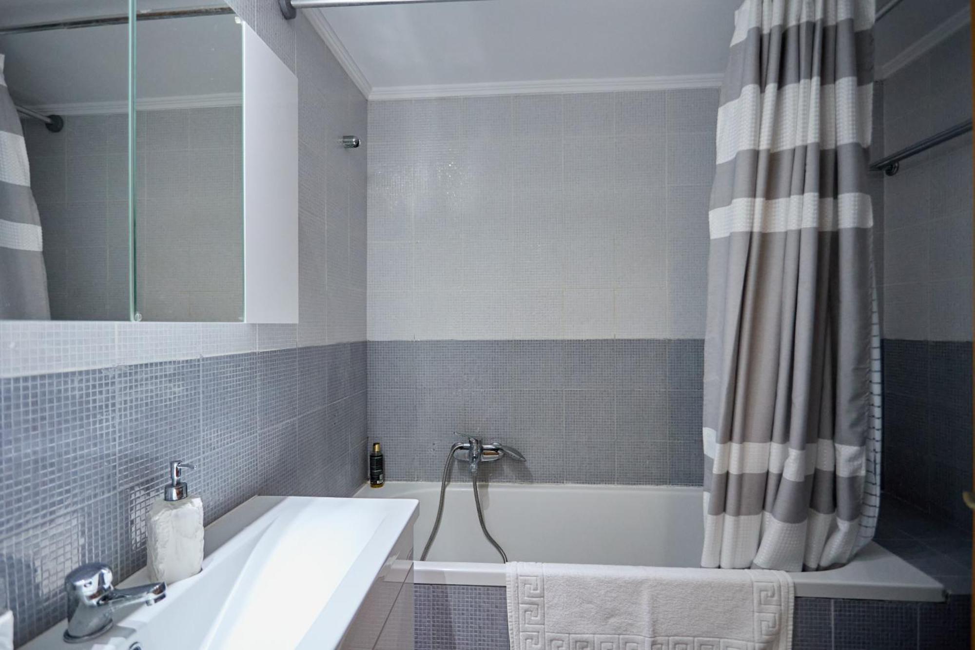 Chios Town Apartment - Heart Of Chios Town With 2 Minute Walk To The Beach Exterior photo